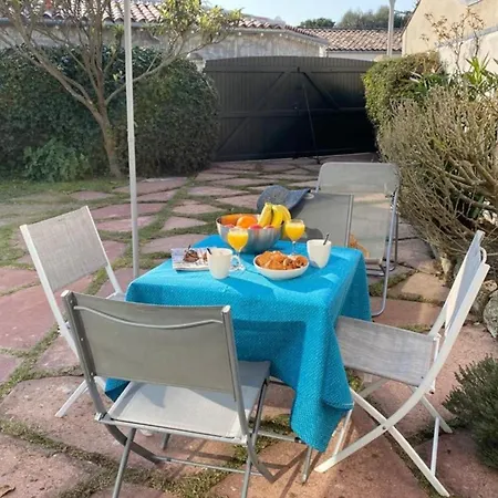 Nid Douillet Proche Terrasses Parking La Flotte